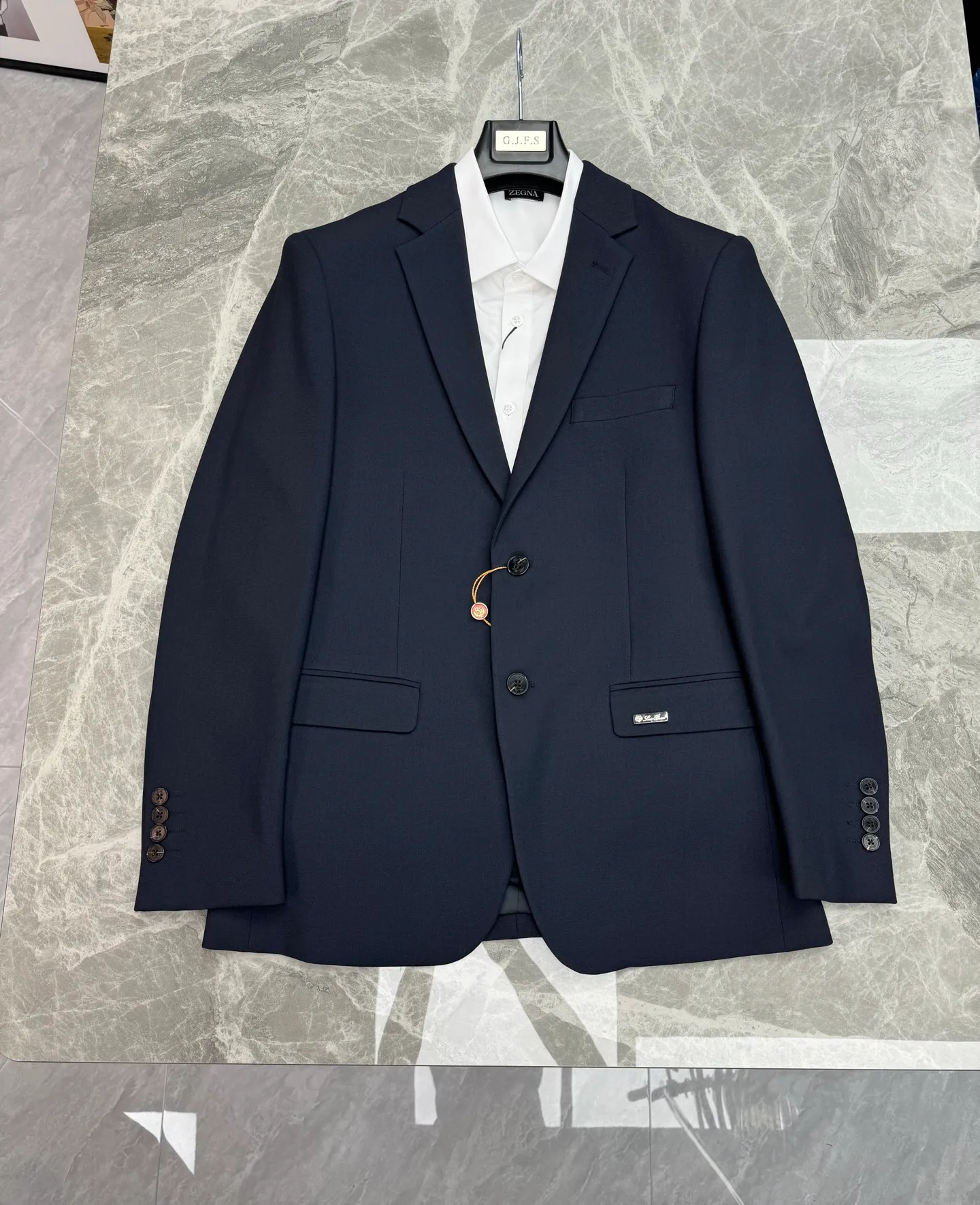 A set of ⚜️Loro Piana colored textile light luxury new suit 🤵Order from a foreign trade company! Known as the LP of fabric ceilings, this colored woven suit perfectly interprets Italian low-key luxury. We select custom-made color-spun high-count fabrics, with a matte and delicate texture, and a soft drape. It is wrinkle-resistant and not easy to deform, and it still looks smooth and neat after long periods of commuting and sitting. The classic two-piece suit style has a notch shape, which moderately cinches the waist without restricting it, modifies the lines of the shoulders and neck, and neatly shows off the body shape. The exclusive metal embossed LP nameplate on the chest pocket and custom-engraved buttons on the body are details that hide brand recognition. Matching nine-point turn-down trousers, with Series metal logo on the back waist and herringbone hemming on the inside; the waistband is equipped with a detachable brand badge hanging, and the elasticity adjustment design accommodates various waist sizes. Black/Navy Blue are available in two colors: pure black is calm and atmospheric, while Navy Blue is restrained and noble. There is no need to deliberately show off, the upper body has the relaxed aura of an Italian gentleman, and it is suitable for business meetings, dinner outings, and daily wear. Sizes: M-3XL slim fit ❗️ (L is recommended for 175/140 pounds)
